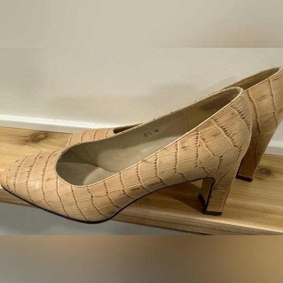 Etienne Aigner Tan Heels with Crocodile Texture Size 8.5 - Picture 3 of 10